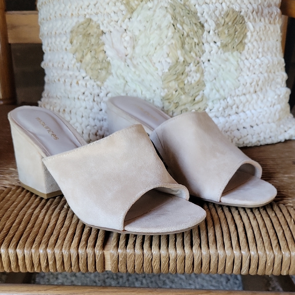 NWOT, Maurice's Justine, bone colored sandals, size 8M